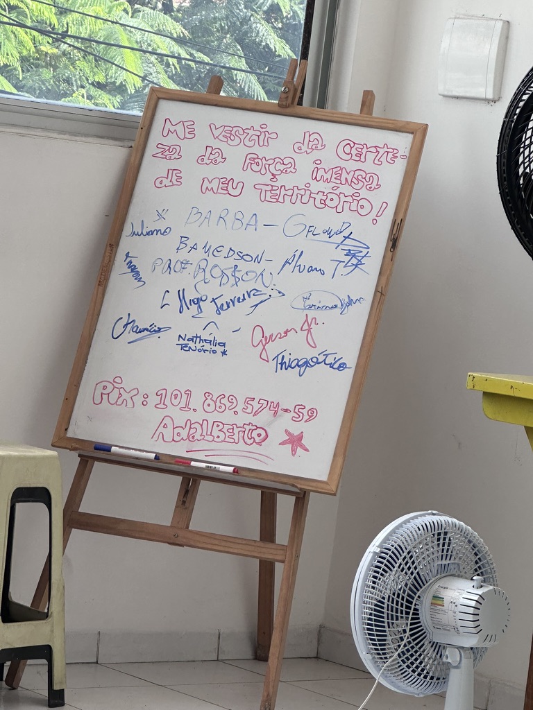 Quem passa pela casa, assina o quadro