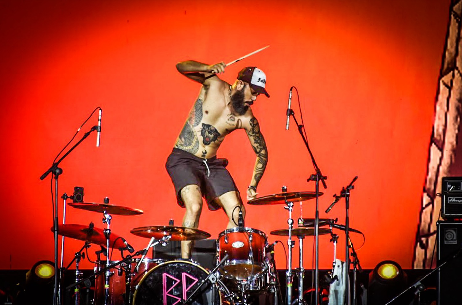Rodrigo "Pancho" Augusto em pé na bateria do Black Pantera